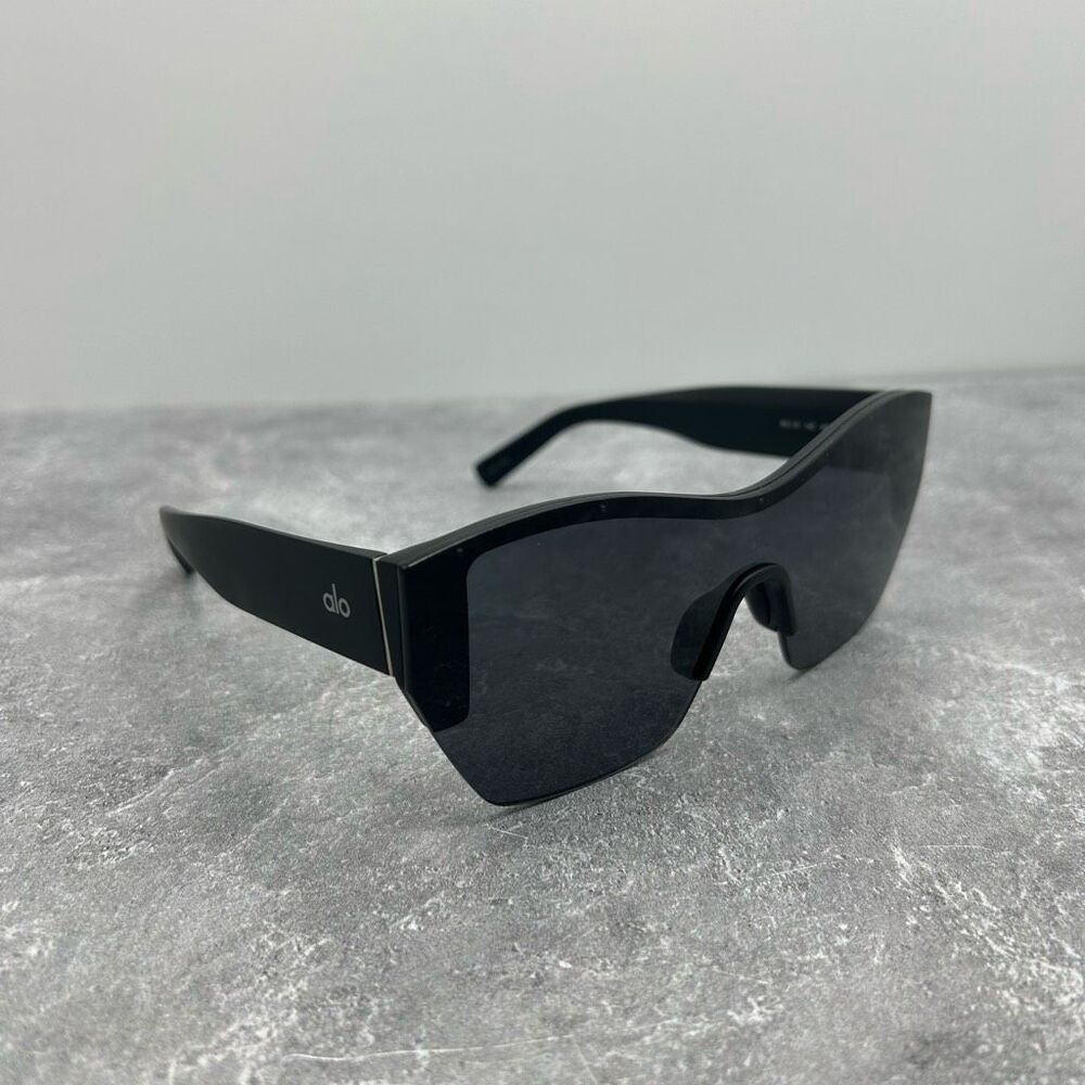 ALO Yoga Stunner Black Sunglasses With Nose Pad Lightweight 99 01 AR01